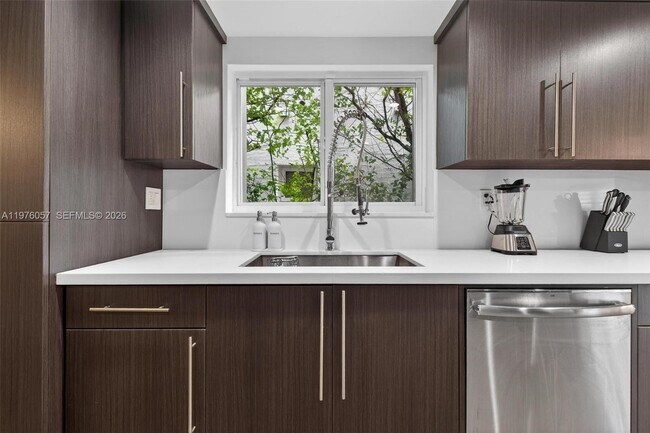 Building Photo - 3231 Salzedo St