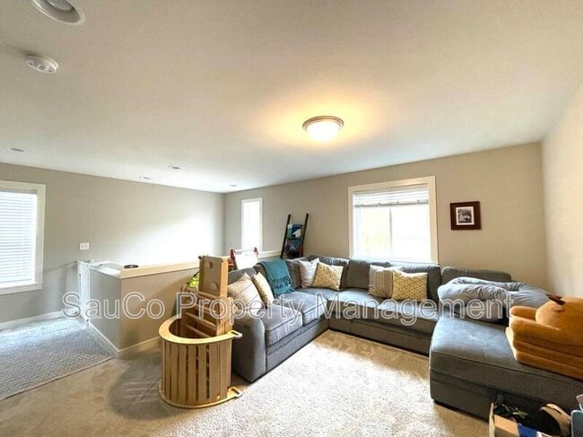 Building Photo - 35301 Fairfield Ct