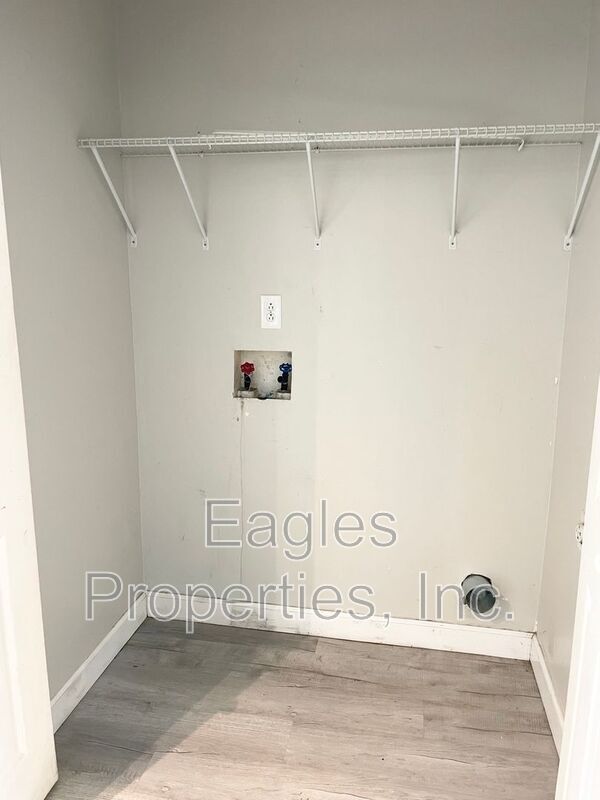 Building Photo - 108 Head St