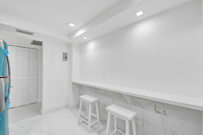Building Photo - 3800 N Hills Dr
