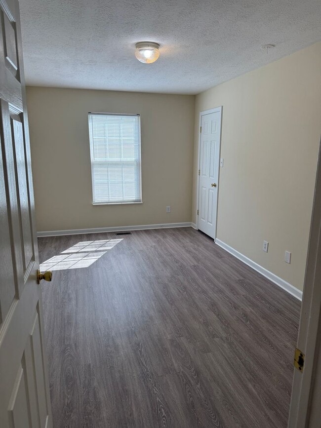 Building Photo - Updated 4 Bedroom 2.5 Bath house in conven...