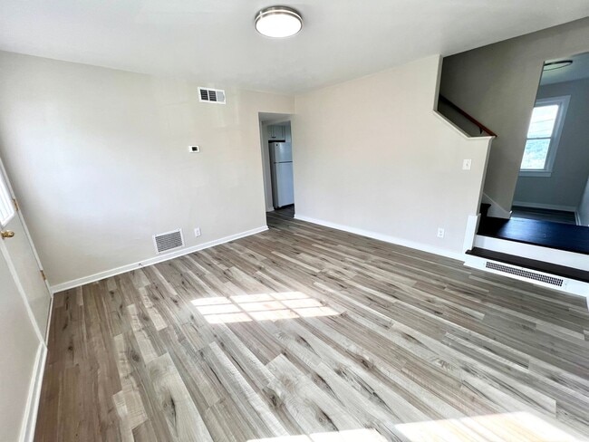 Building Photo - JUST Renovated! - 3 Bedroom 1 Bathroom - C...