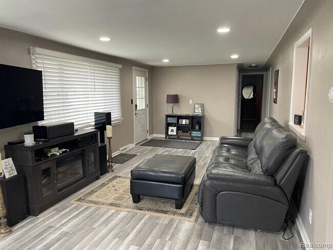 Building Photo - 2434 N Long Lake Rd