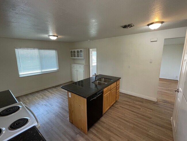 Building Photo - Beautiful 4-Bedroom Home in Desirable Holladay Neighborhood