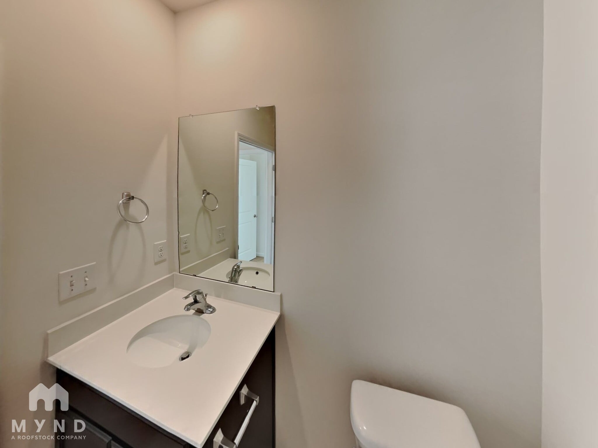 Building Photo - 10 Garden Hill Rd