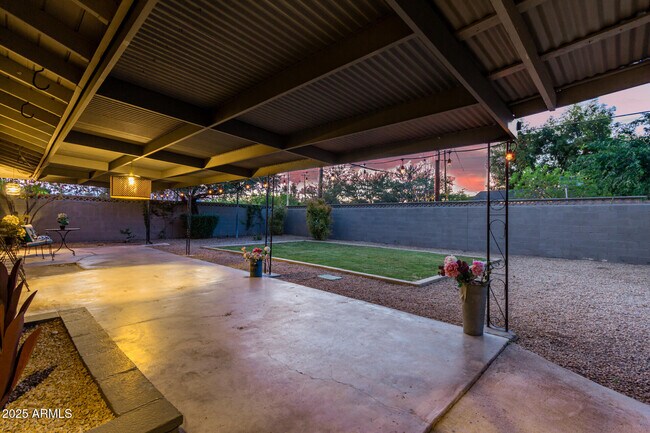 Building Photo - 1422 W Orange Dr