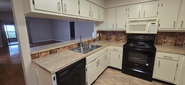 Building Photo - 1020 NE 30th Ave