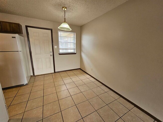 Building Photo - 7912 NW Crossland Cir