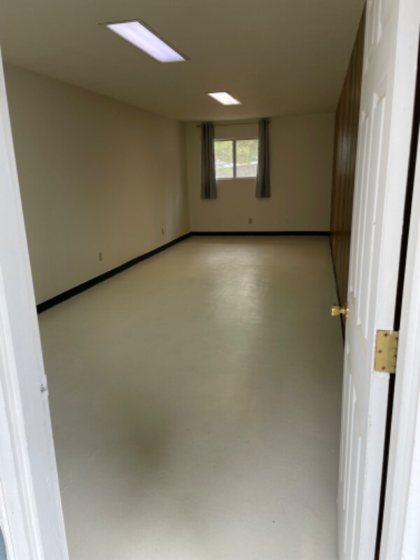 Building Photo - 699-495 Circle Ct