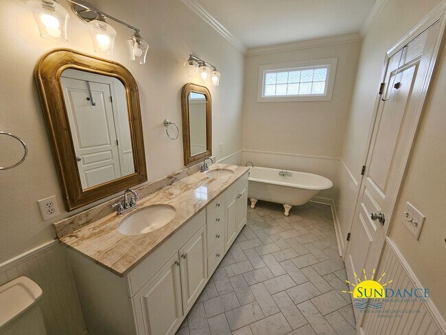Building Photo - 360 Tradewinds Dr