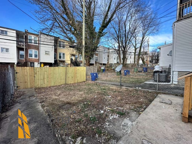 Building Photo - 4 Bedroom Home with Fenced Yard and Eat In Kitchen on Linnard Street