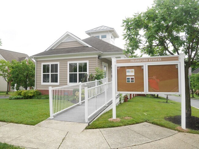 Building Photo - Rare Find! 4 Bedroom, 2 Bathroom Townhome ...