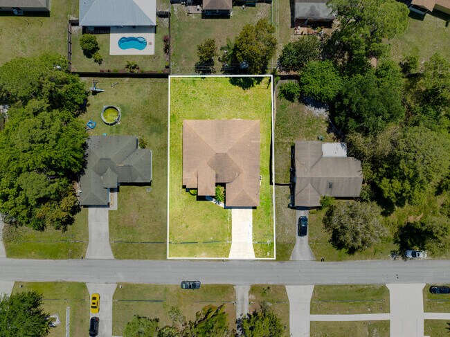 Building Photo - 766 SW Duxbury Ave