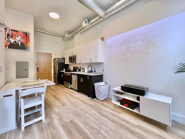 Building Photo - 375 Monmouth St