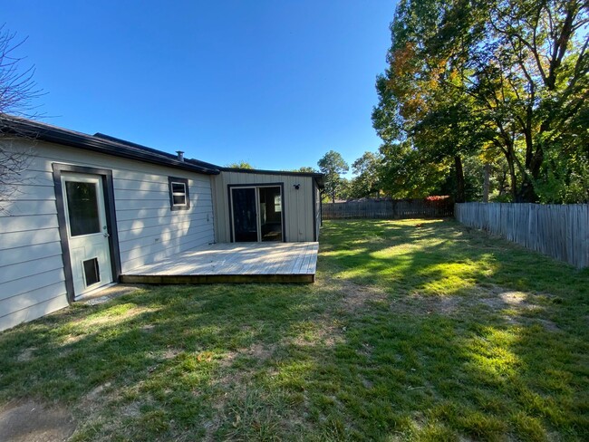 Building Photo - Charming Updated Mid-Century in Fayettevil...