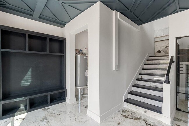 Building Photo - 8610 Grandview Dr