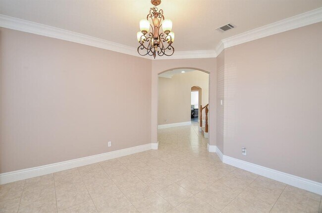 Building Photo - 5835 Stratford Gardens Dr