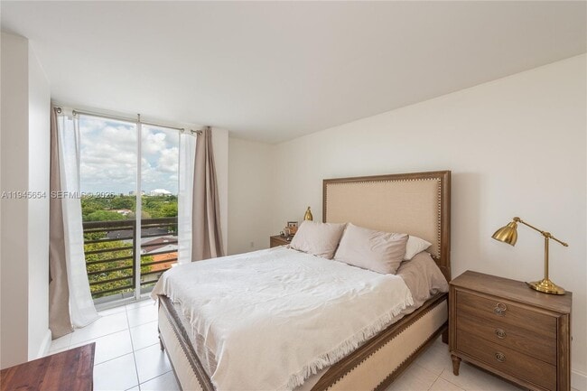 Building Photo - 2400 SW 3rd Ave