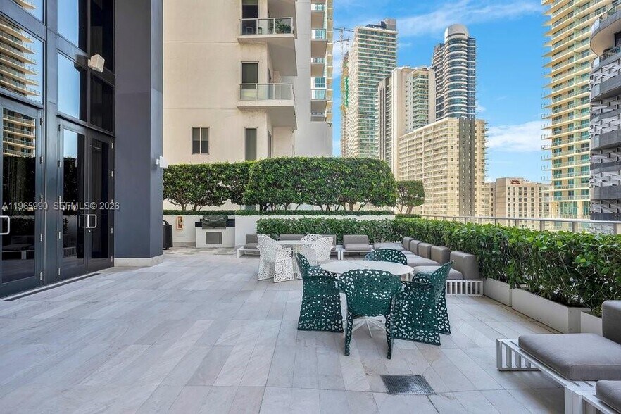 Building Photo - 1010 Brickell Ave