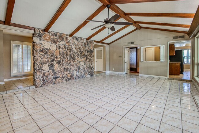 Building Photo - Stunning eastside rental in highly desirable area!