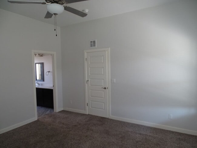 Building Photo - STYLISH EASTSIDE HOME