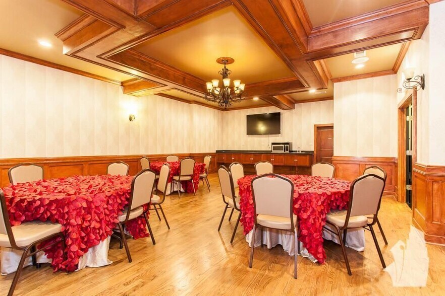 Building Photo - 5050 N Sheridan Rd