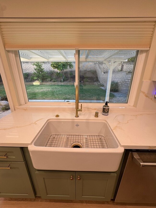 Building Photo - Charming Cul de Sac Home with Spacious Yard and Renovated Interior