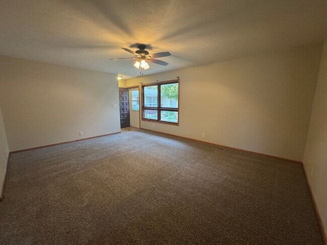 Building Photo - **DEPOSIT SPECIAL** 3 bedroom, 2 bath townhouse in COLLEGE VIEW