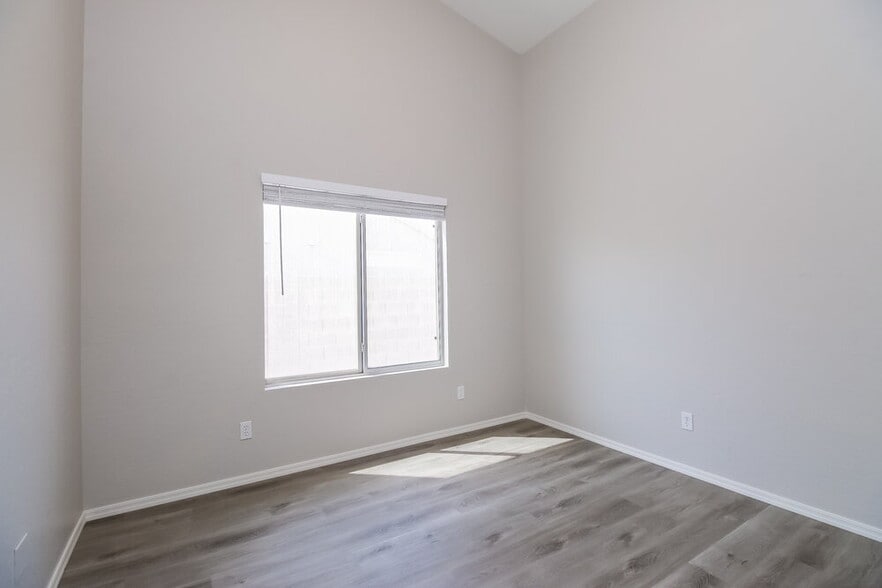 Building Photo - 3032 N Silverado