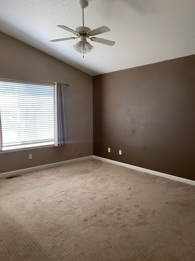 Building Photo - Charming Three Bedroom Pet Friendly Home i...