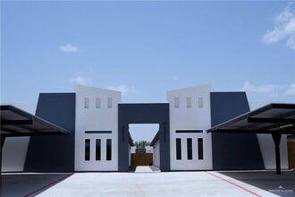Building Photo - 9 S Woodland Dr