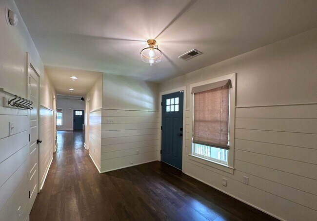Building Photo - Gorgeous 3 Bedroom Cottage Style Home