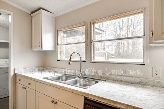 Building Photo - 128 Summerglen Dr.