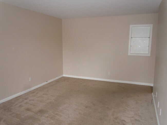 Building Photo - Excellent 2 bedroom 2 bathroom single story condo with private backyard.