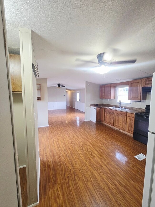 Building Photo - 3 bedroom, 2 bath Mobile Home in Yorktowne