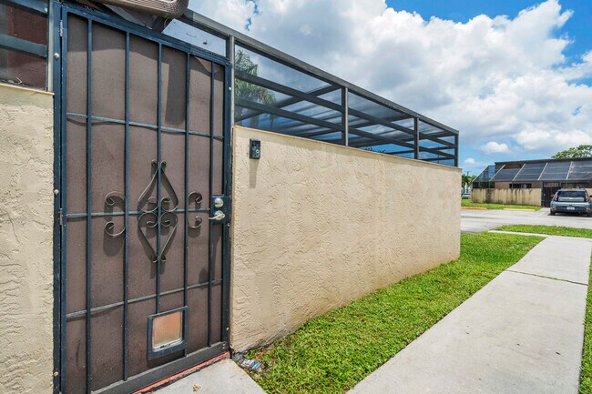 Building Photo - 4757 Sunny Palm Cir
