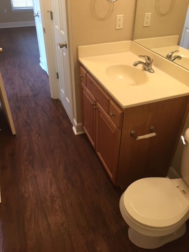 Building Photo - 4 x 3.5 in a great neighborhood!