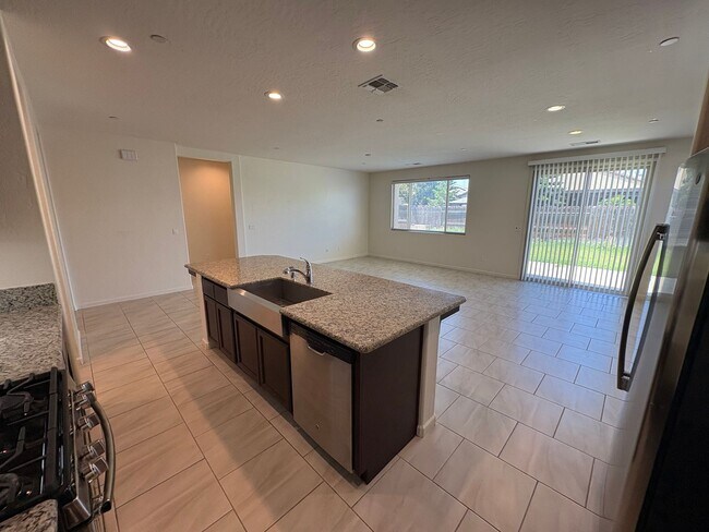 Building Photo - Comfortable NW Visalia Home Rent Ready!