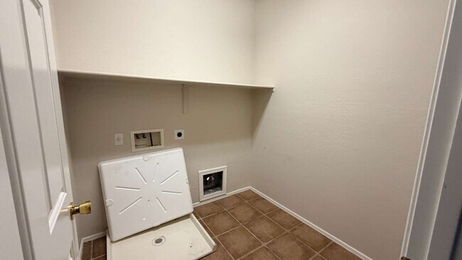 Building Photo - 43658 Caven Dr