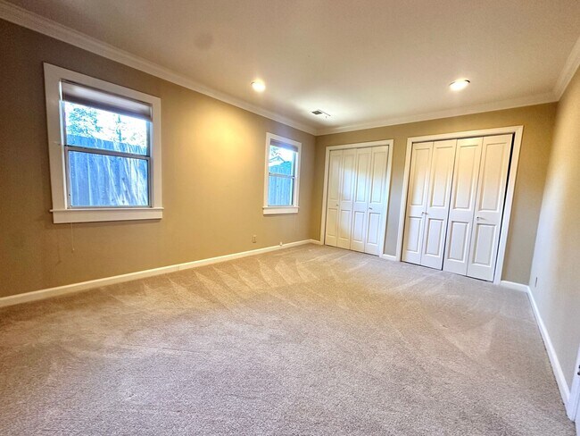 Building Photo - Beautiful 4 Bed 3 Bath Home with Attached ...