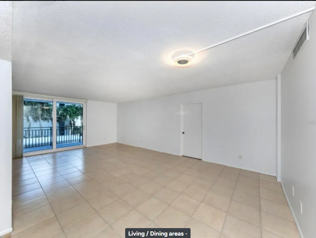 Living area - 4822 Ocean Blvd