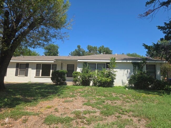 Building Photo - 2217 Skyline Dr