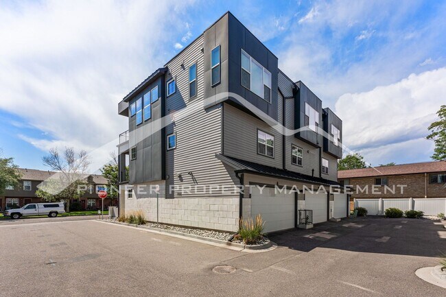 Building Photo - Fantastic Townhome with Central AC and 2 Car Garage!