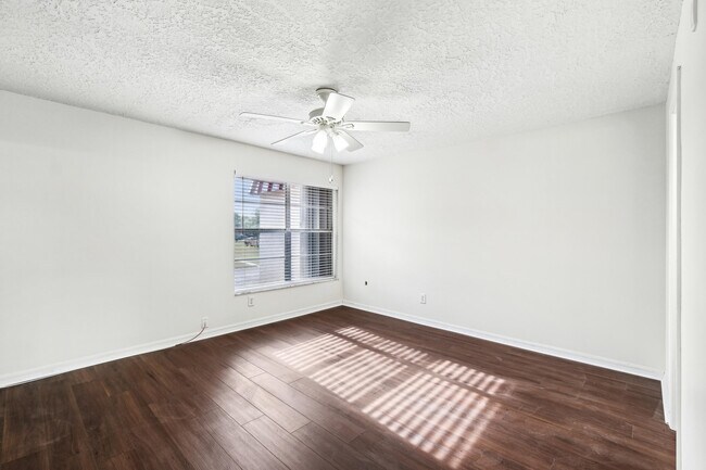 Building Photo - 12012 Greenway Cir S