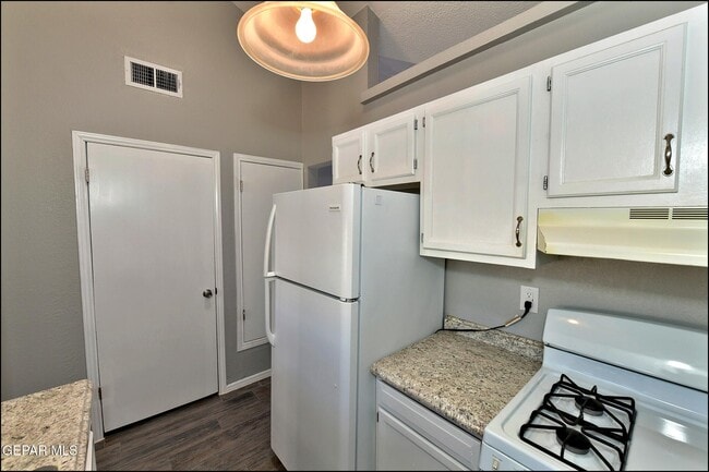 Building Photo - 6023 Bridalveil Dr