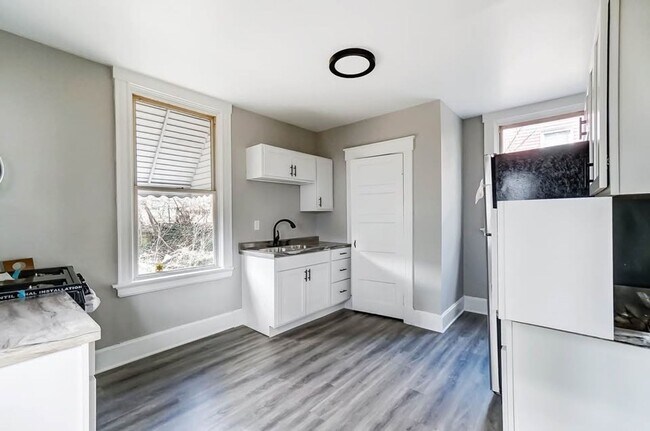 Building Photo - Updated 3 Bed 1 Bath in Price Hill!