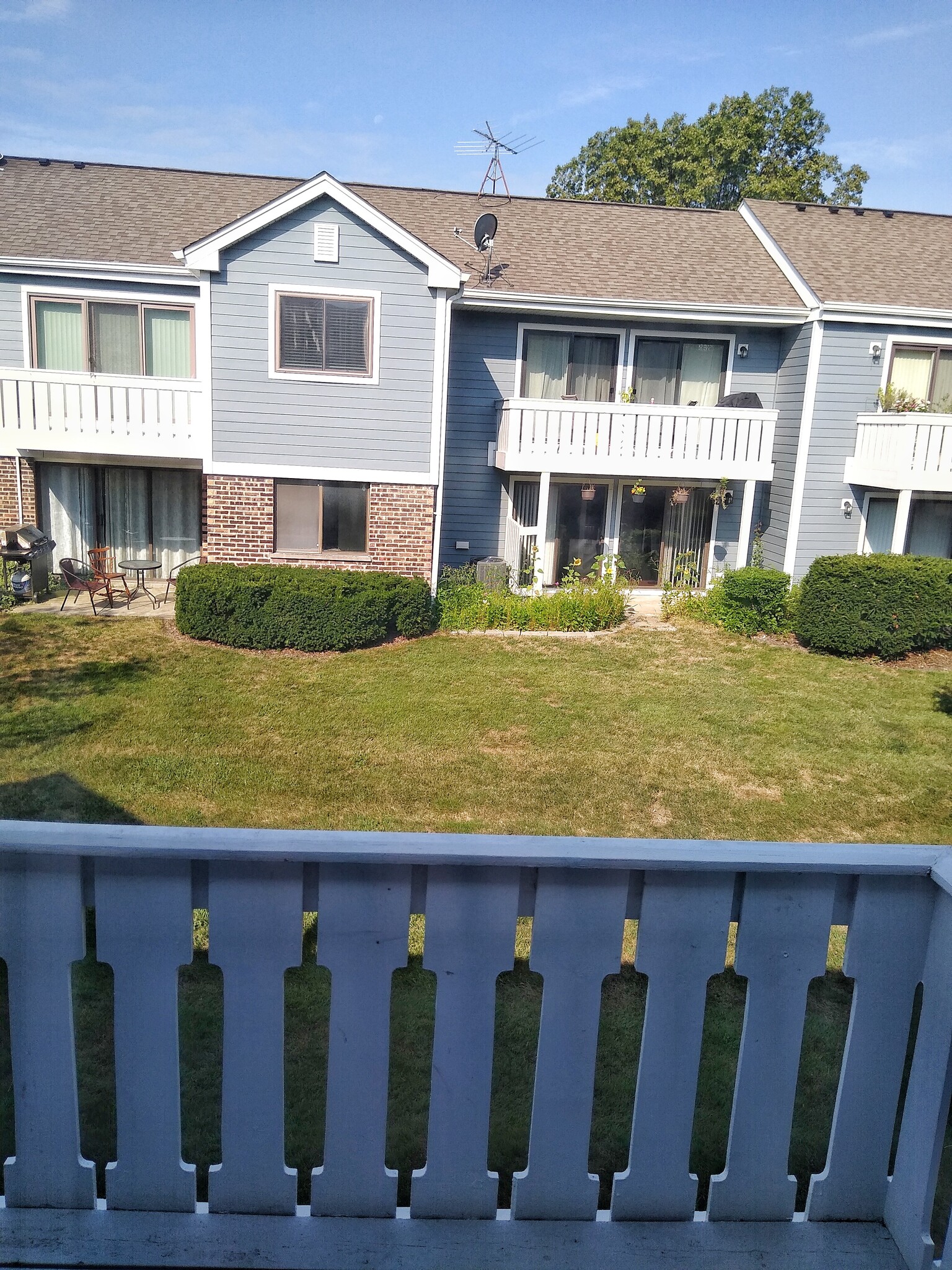 Outside - 220 Oak Knoll Ct