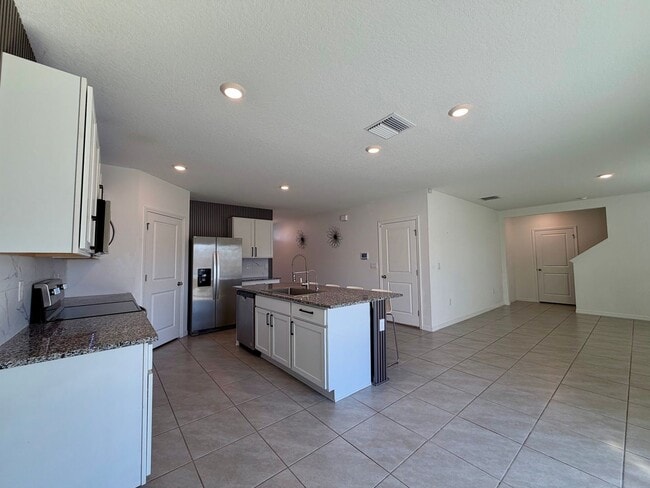 Building Photo - Beautiful 4 bed/3 bath 2 story!