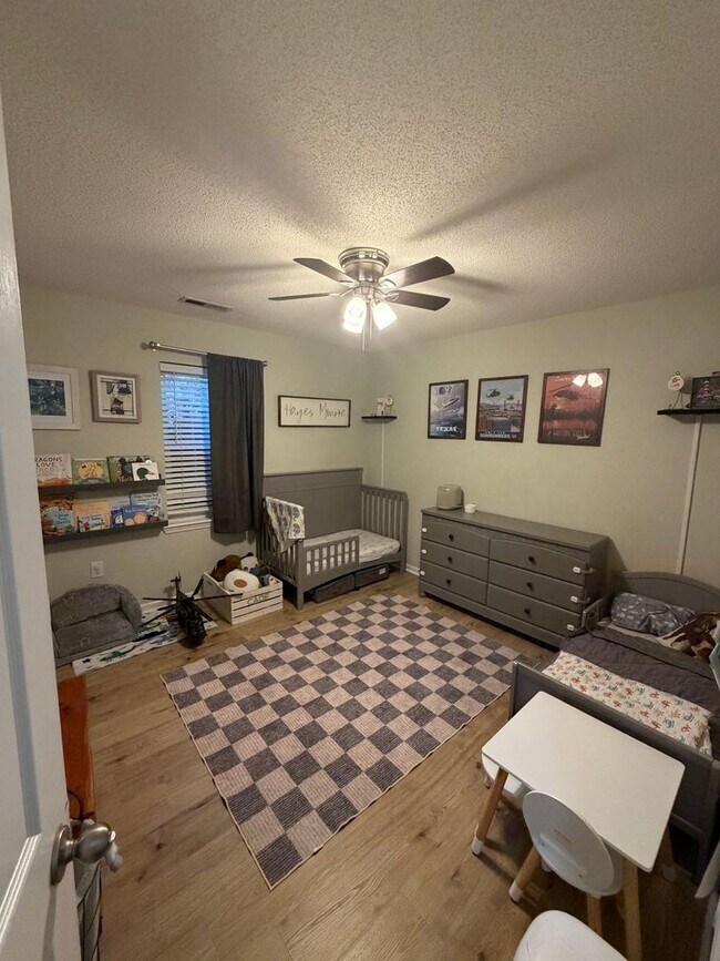 Building Photo - 207 Bluebird Ct