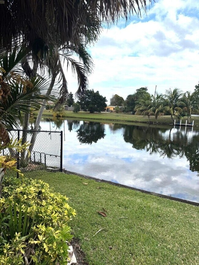 Building Photo - 106 Pepper Tree Cres